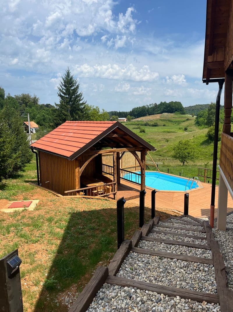 Poolside views over the Croatian hills 🌿