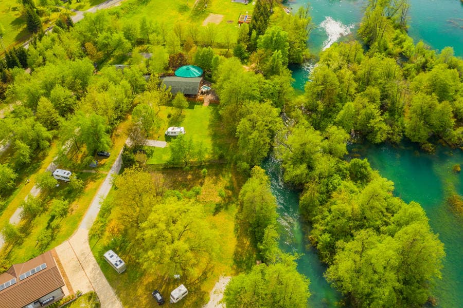 The emerald Mrežnica from above 🚁
